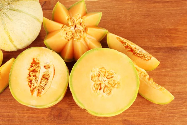 Melone tagliato su fondo di legno primo piano — Foto Stock