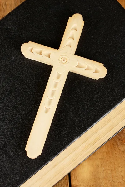 Το Ροδάριο ξύλινα χάντρες και την Αγία Γραφή σε κοντινό πλάνο ξύλινο, παρασκήνιο — Φωτογραφία Αρχείου