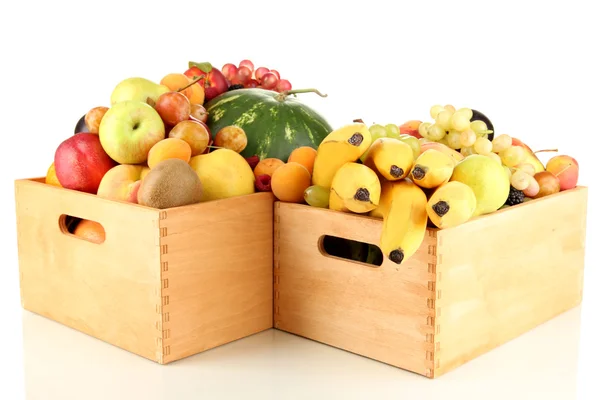 Stillleben von Früchten in einer Schachtel isoliert auf weiß — Stockfoto