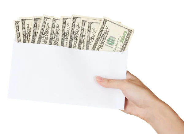 Рука женщины передает конверт с зарплатой на белом фоне — стоковое фото