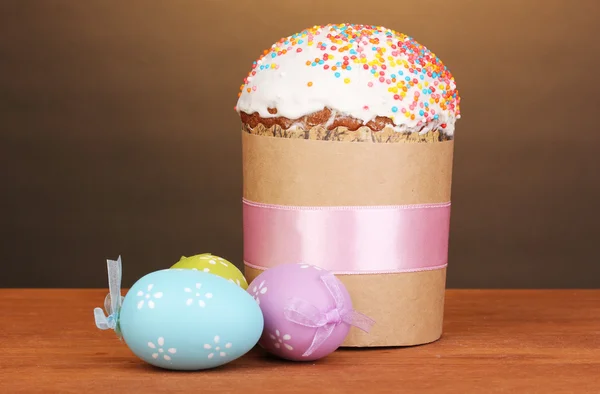 Vackra påsk kaka med ägg på träbord på brun bakgrund — Stockfoto