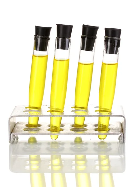 Тестовые трубки с желтой жидкостью изолированы на белом — стоковое фото