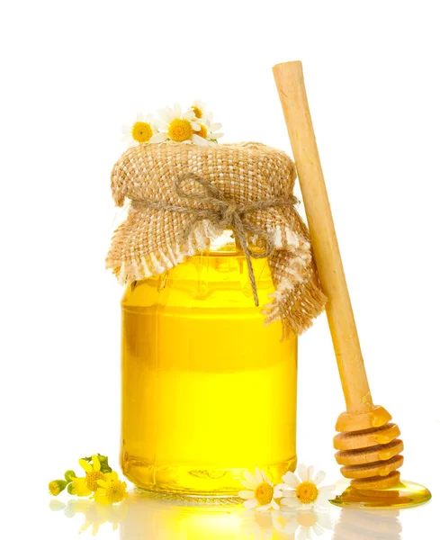 Süßer Honig im Glas und Gänseblümchenblümchen isoliert auf weiß — Stockfoto