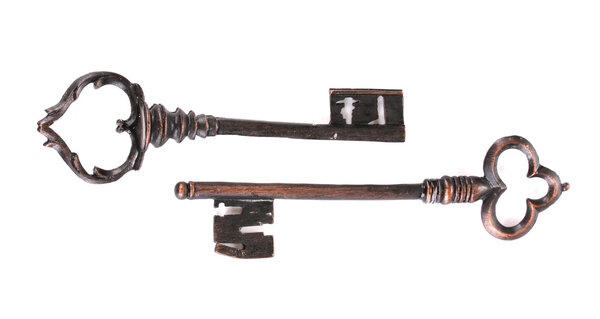 Два антикварных ключа на белом
