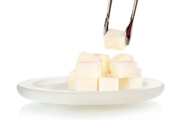 Κύβους ζάχαρης σε πιατάκι που απομονώνονται σε λευκό — Φωτογραφία Αρχείου