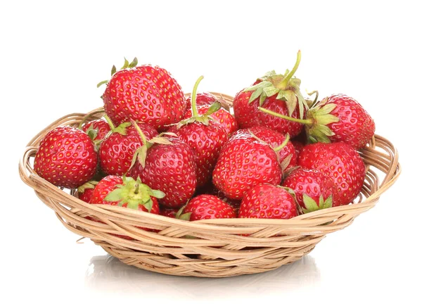 Söt mogna jordgubbar i korg isolerad på vit — Stockfoto