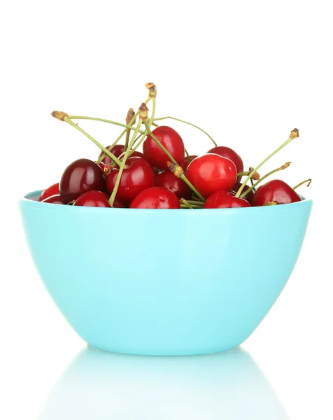 樱桃在一个蓝色的碗中，与白色隔离 — 图库照片