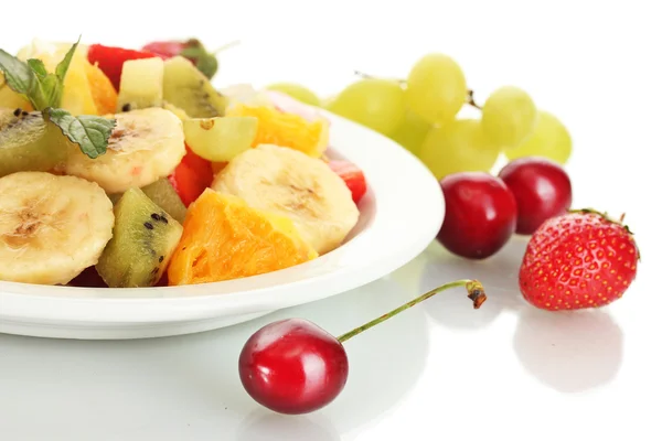 プレートと白で隔離される果実のフレッシュ フルーツのサラダ — ストック写真