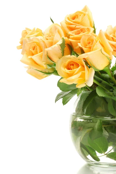 白で隔離される透明な花瓶のバラの美しい花束 — ストック写真