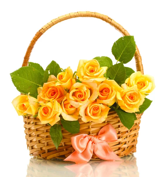 Belo buquê de rosas em cesta isolada em branco — Fotografia de Stock