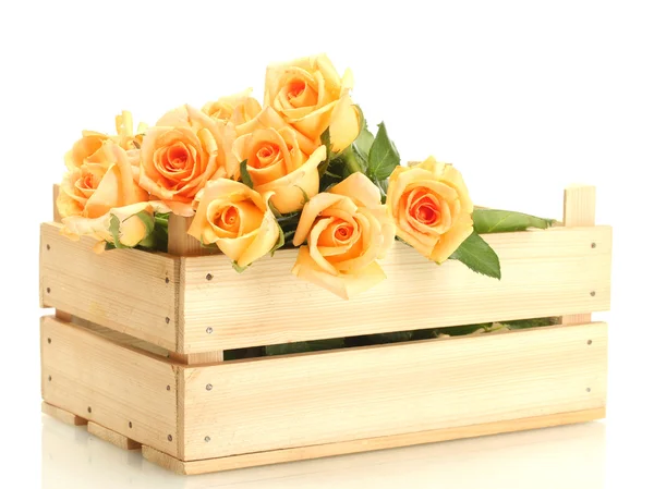 Schöner Strauß Rosen in Holzkiste isoliert auf weiß — Stockfoto