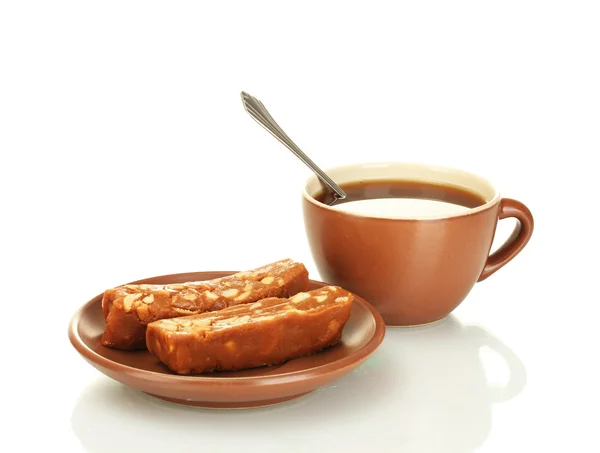 Чашка чая и блюдце с вкусным шербет изолированы на белом — стоковое фото