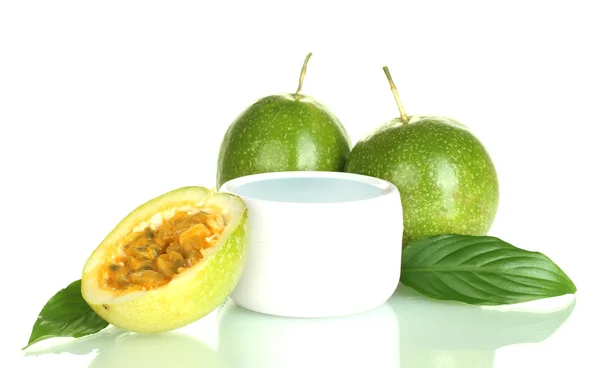 Grüne Passionsfrucht mit kosmetischer Creme isoliert auf weißem Hintergrund Nahaufnahme — Stockfoto