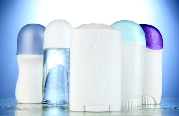 Mavi zemin üzerine deodorant — Stok fotoğraf