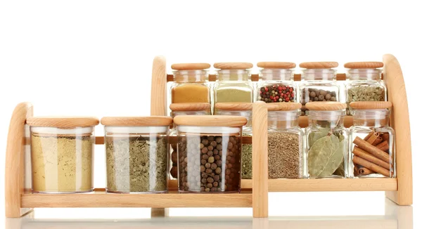 Potten met specerijen op houten planken geïsoleerd op wit — Stockfoto