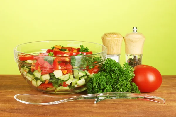 Salada fresca em fundo verde — Fotografia de Stock