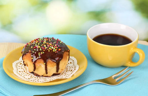 Apetitivo cupcake con chocolate sobre fondo natural — Foto de Stock
