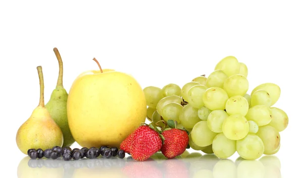 Mischung aus reifen süßen Früchten und Beeren isoliert auf weiß — Stockfoto