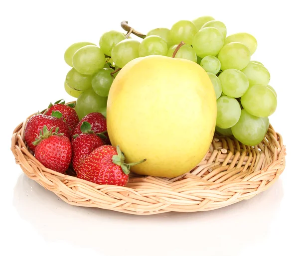 Frutti dolci maturi e bacche su stuoia di vimini isolata su bianco — Foto Stock