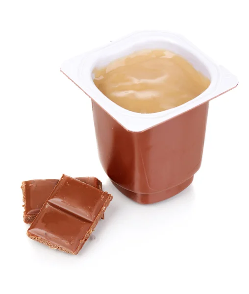 Yoghurt med isolerad på vit choklad — Stockfoto
