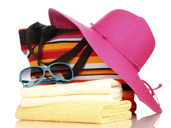 Strandtas met accessoires geïsoleerd op wit — Stockfoto