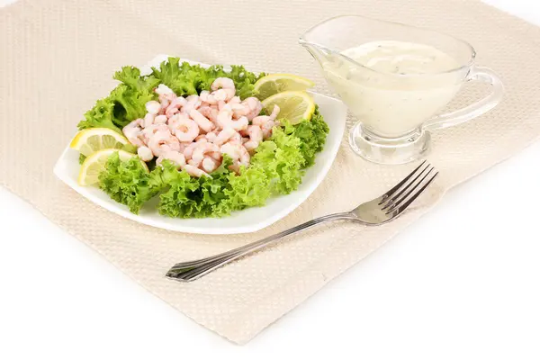Köstliche marinierte Garnelen in Teller isoliert auf weiß — Stockfoto