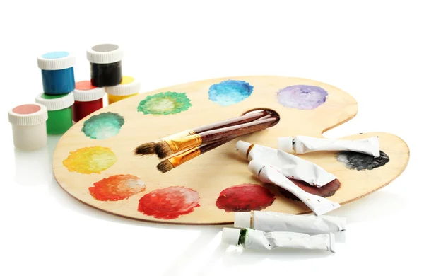 Paleta de arte de madeira com pintura e pincéis isolados em branco — Fotografia de Stock