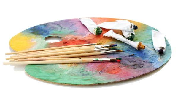 Farby akrylowe, farby, rury i pędzle, palety drewniane, na białym tle — Zdjęcie stockowe