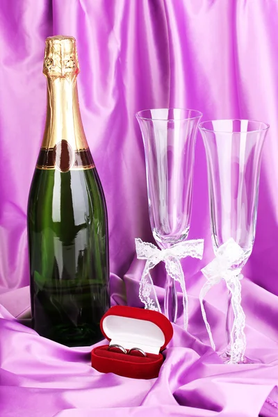 Bruiloft accessoires op paarse doek achtergrond — Stockfoto