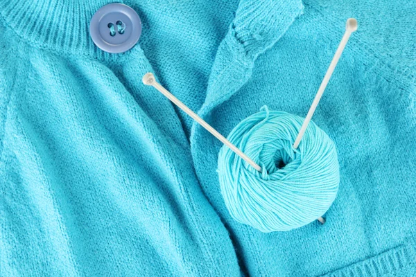 Blue sweater and a ball of wool close-up — Stock Photo, Image