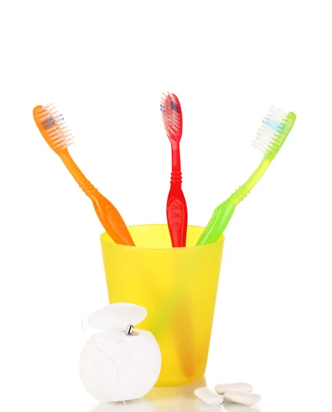 Зубні щітки, жувальна гумка та зубна нитка ізольовані на білому — стокове фото