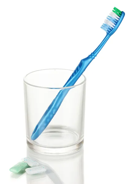 Cepillo de dientes en vidrio y goma de mascar aislada en blanco —  Fotos de Stock