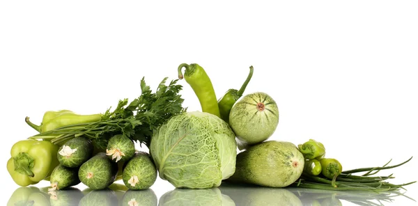Färska gröna grönsaker isolerad på vit — Stockfoto