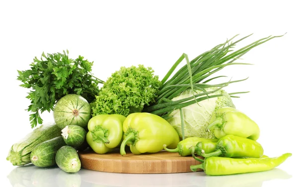 Verse groene groenten op hakken bestuur geïsoleerd op wit — Stockfoto