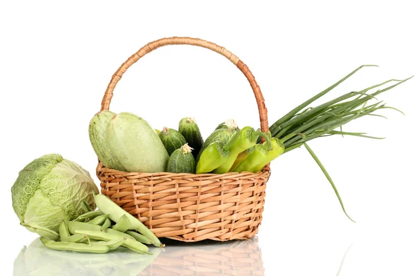Verse groene groenten in mand geïsoleerd op wit — Stockfoto