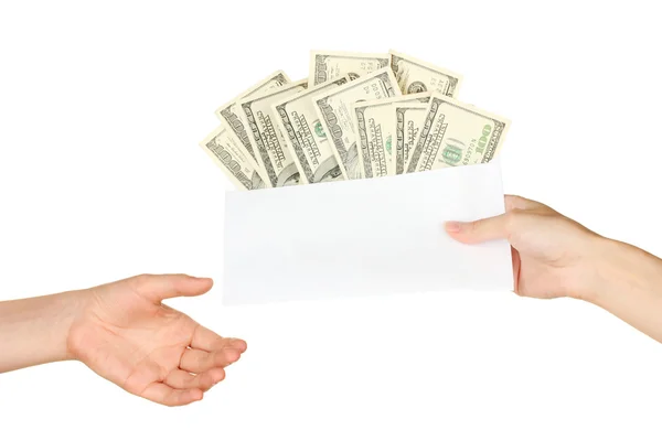 Ręka kobiety przechodzi kopertę z wynagrodzenia na białym tle — Zdjęcie stockowe