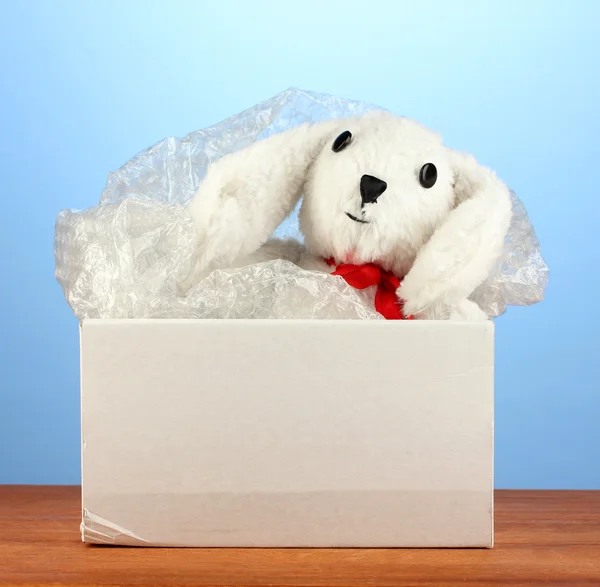 Öppnade paket med ett barns leksak på blå bakgrund närbild — Stockfoto