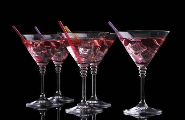 Roter Cocktail in Martini-Gläsern isoliert auf schwarz — Stockfoto