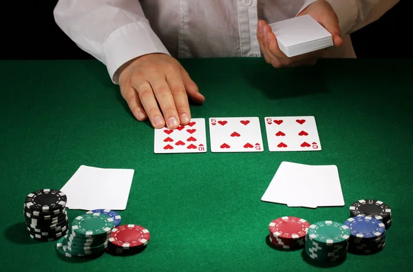 Configuración de póquer en mesa verde — Foto de Stock