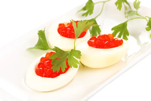 Yumurta beyaz tabakta üzerine beyaz izole kırmızı havyar — Stok fotoğraf