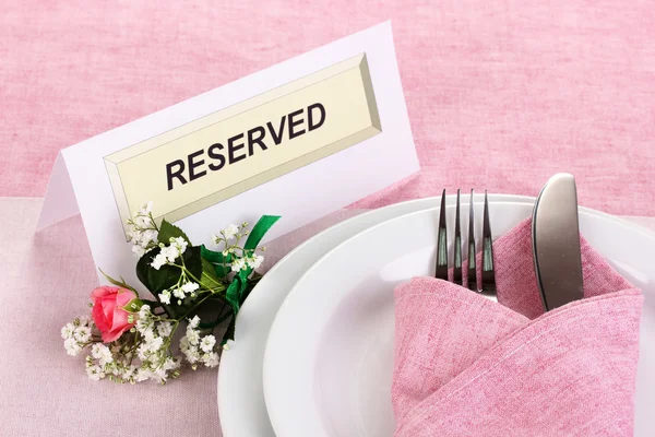 Table avec carte réservée au restaurant — Photo
