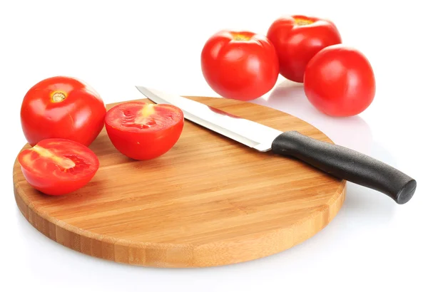 Tomates vermelhos maduros e faca na tábua de corte isolada em branco — Fotografia de Stock