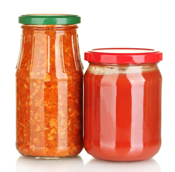 Sklenice s lecho a rajčatovým protlakem, izolované na bílém — Stock fotografie