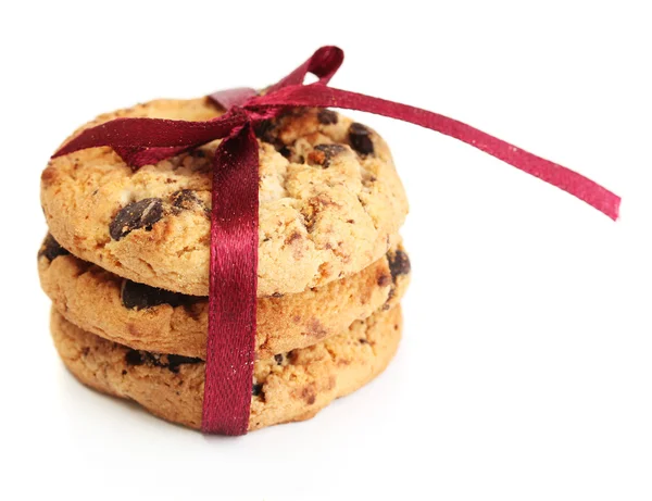 Čokoládu čipy soubory cookie s červenou mašlí izolované na bílém — Stock fotografie