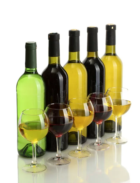 Flaschen und Gläser Wein isoliert auf weiß — Stockfoto