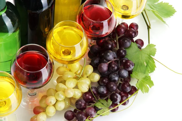 Lahví a sklenic vína a zralé hrozny izolovaných na bílém — Stock fotografie