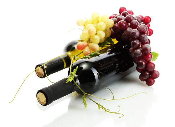 Bottles of wine and ripe grapes isolated on white — Stock Photo, Image