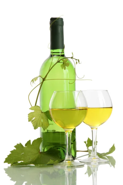 Μπουκάλι, ποτήρια κρασί και ώριμα σταφύλια που απομονώνονται σε λευκό — Φωτογραφία Αρχείου