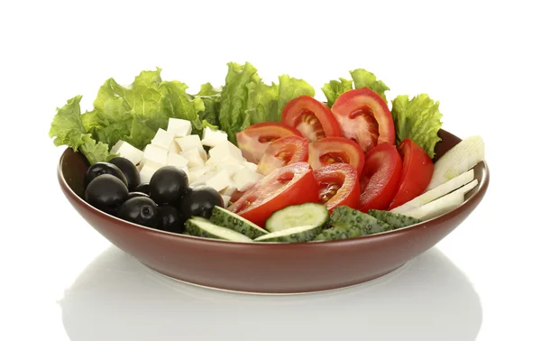 Вкусный греческий салат, изолированный на белом — стоковое фото