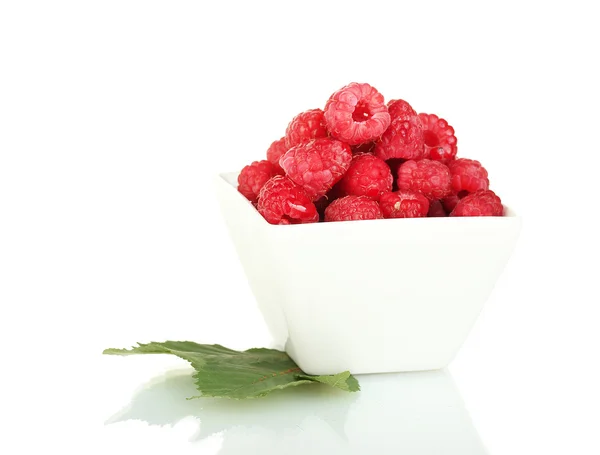 新鲜树莓在白色上孤立的白碗 — 图库照片